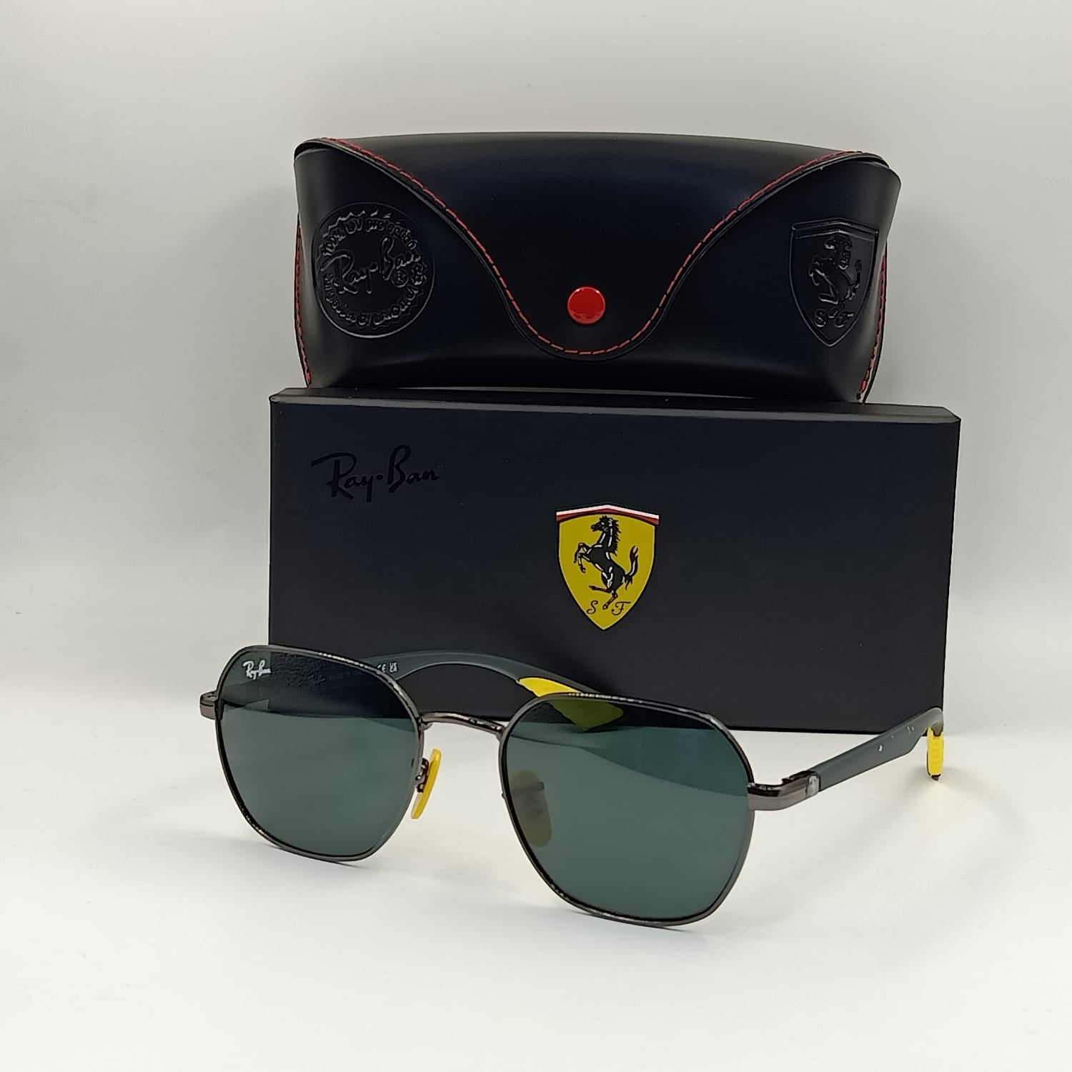 Lunettes de soleil : RAY-BAN FERRARI RB3575M Noir/JAUNE